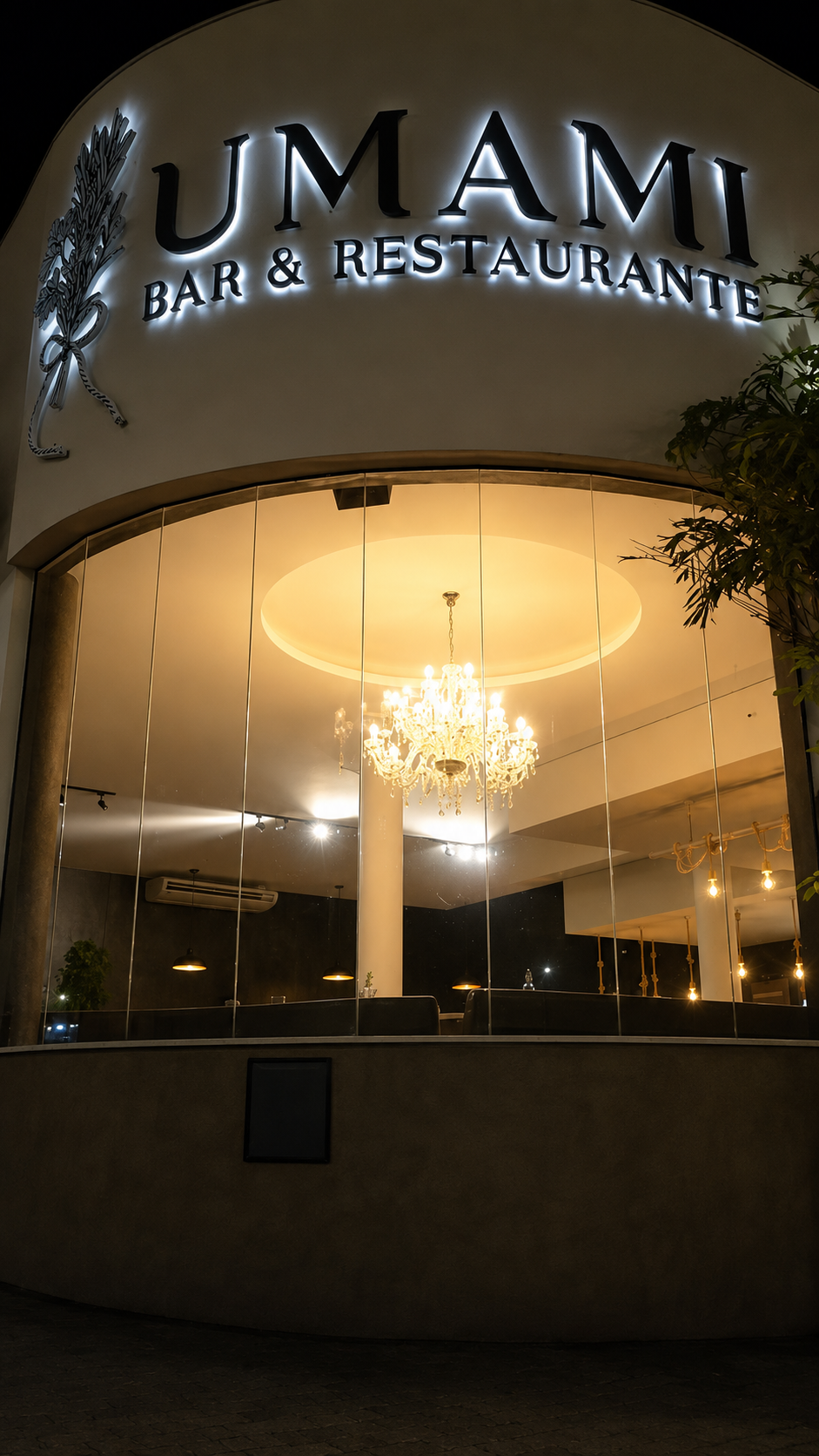 Fachada da Umami Bar & Restaurante iluminada à noite, na Avenida Rebouças, em Sumaré/SP